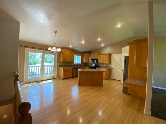 Building Photo - 5 bedroom / 3 bathroom Single Family Home
