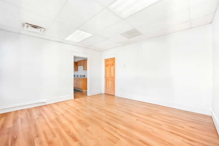 Building Photo - 5 S Parish Ave