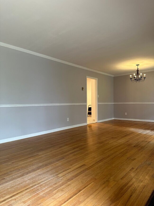 Building Photo - Large Home on the Eastside on a deadened street - Pre Lease