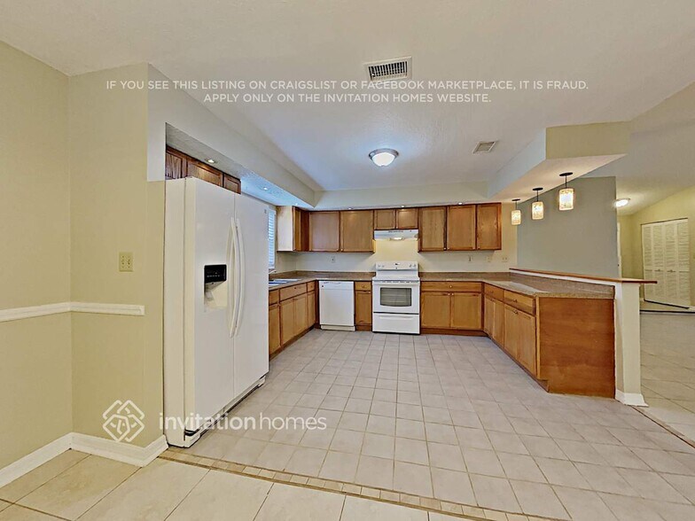 Building Photo - 330 Woods Lake Dr