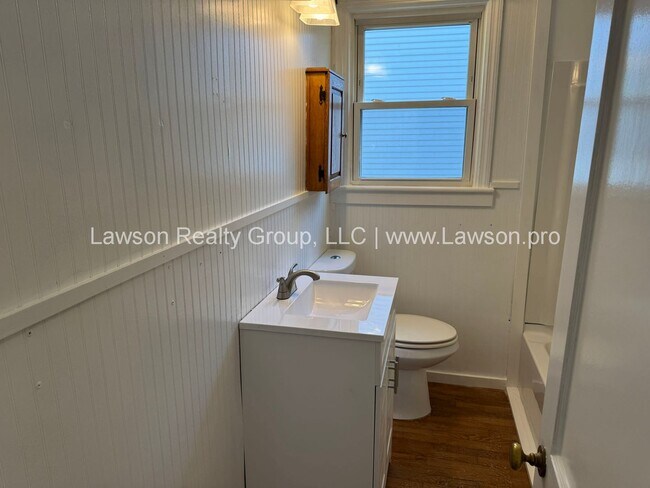 Building Photo - Charming Salem Cape Cod with Loft