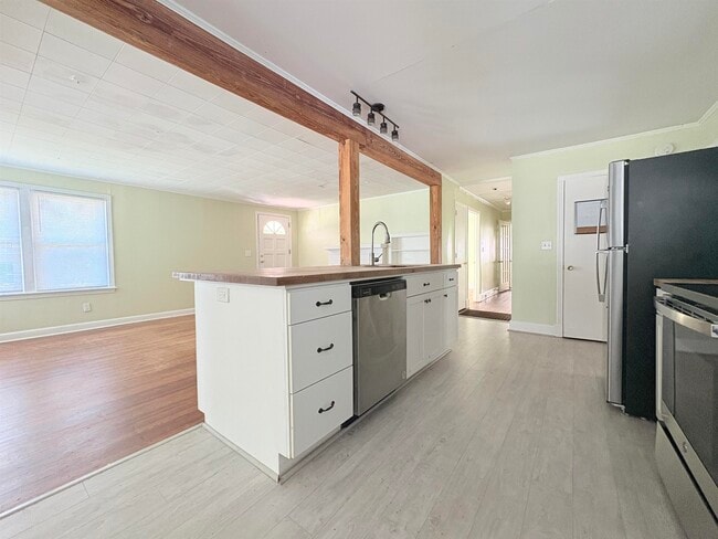 Building Photo - 3022 Livingston Rd