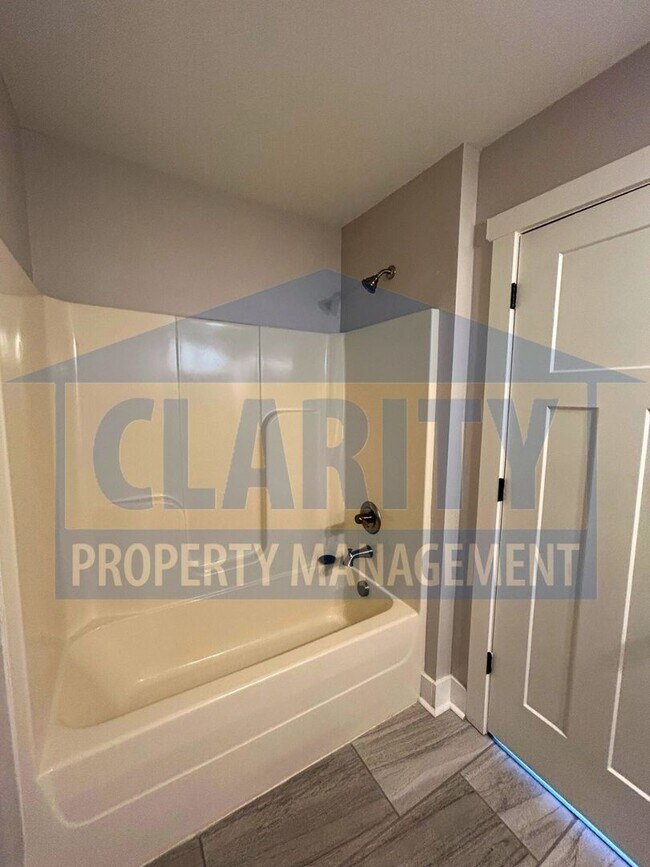 Building Photo - Modern townhome w/ master-on-main!