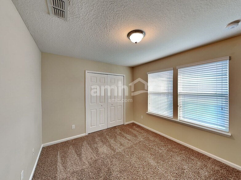 Building Photo - 332 Silver Glen Ave