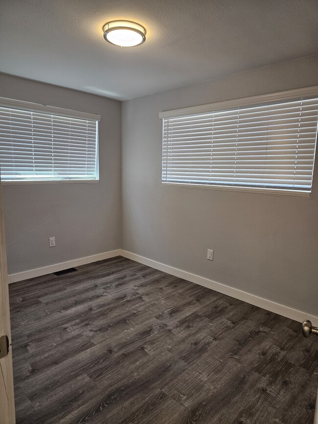 Building Photo - 813 Riverside Dr