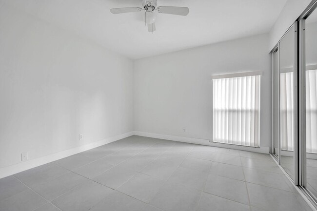 Building Photo - Beautiful Renovated 3/1