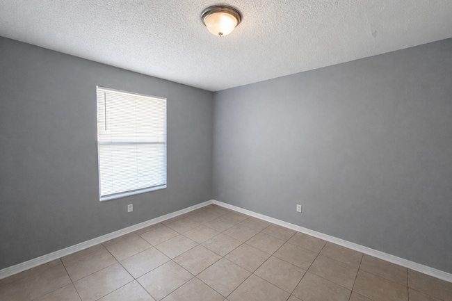 Building Photo - Indian Lakes