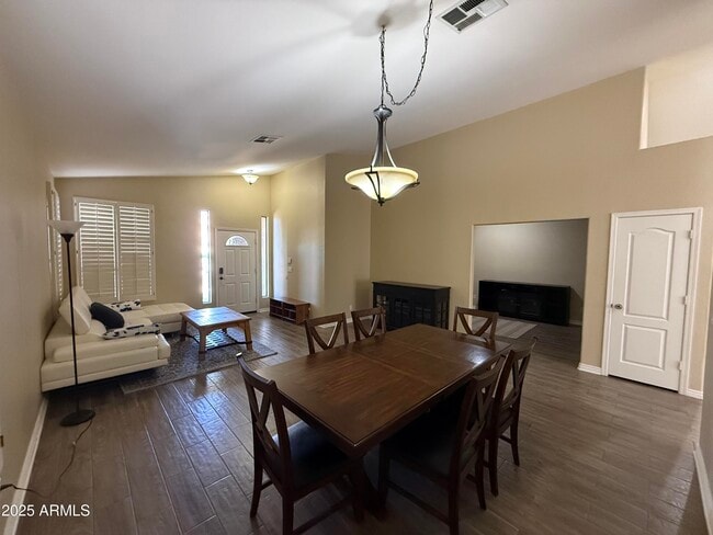 Building Photo - 3803 E Grandview Rd