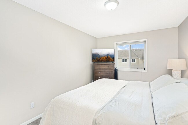 Building Photo - 3 bd, 2 bathroom, 2 car garage two level end unit town home