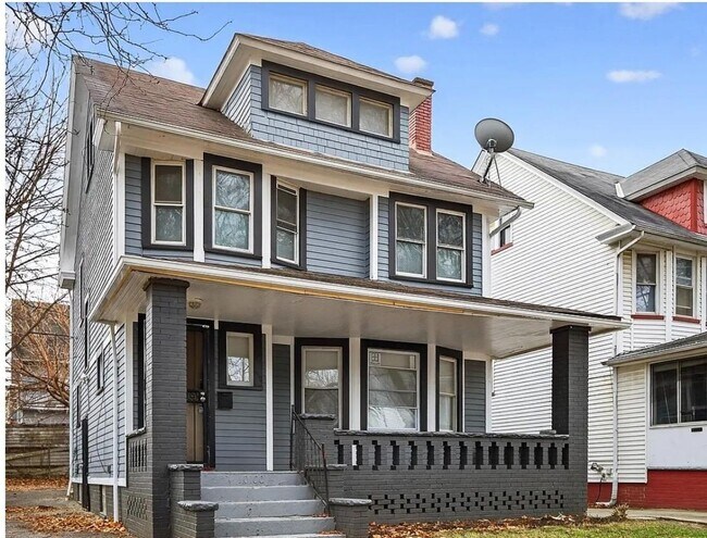 Building Photo - Spacious 5-bedroom, 2-bath single-family home