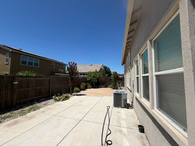 Building Photo - Gorgeous 3 Bedroom 3 Bathroom Plus Loft Area Home