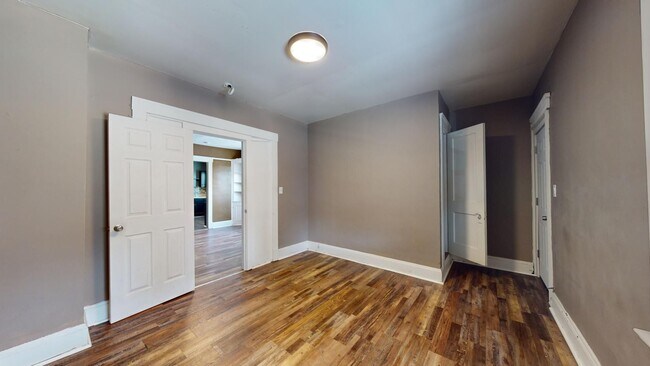 Building Photo - 4104 Clybourne