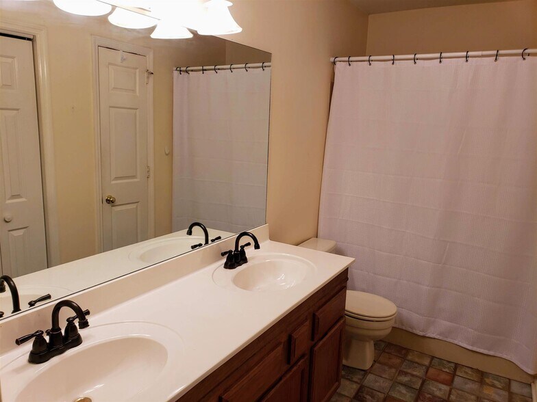 Main Bathroom - 1400 Kinnard Dr