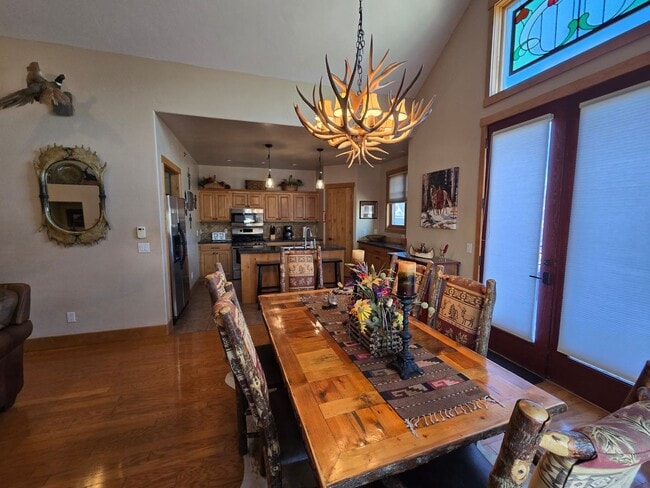 Building Photo - For Rent: Luxury Furnished Riverside Townhome *All Utilities Included*