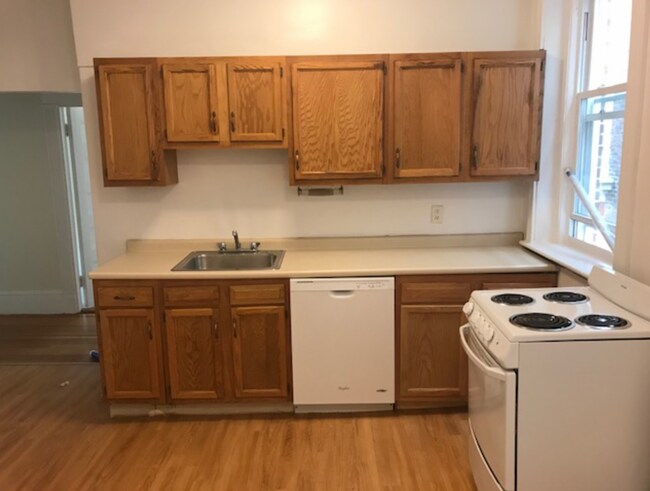 Building Photo - 9/1 Coolidge Corner 3BR (2 split) with heat included, balcony, No Fee!