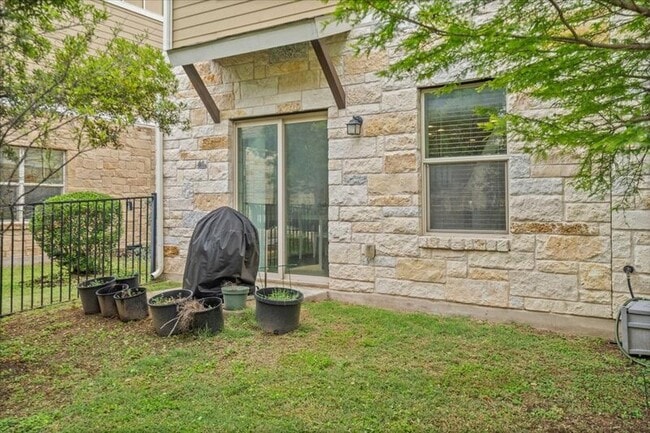 Building Photo - 516 E Slaughter Ln