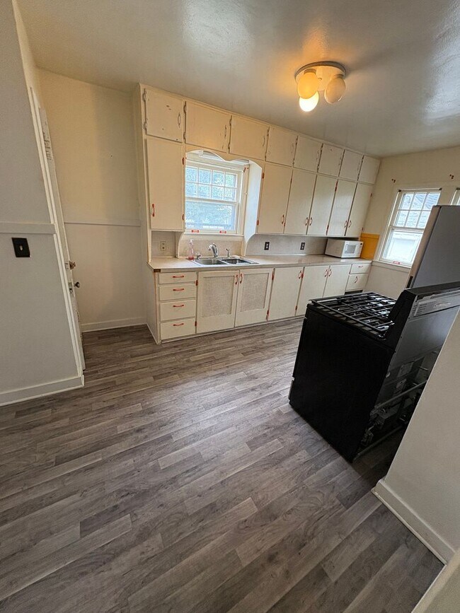 Building Photo - 3 Bedroom Single Family Home