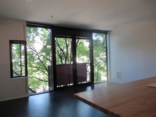 Primary Photo - Well Maintained 1 bedroom, 1 bath condo on...