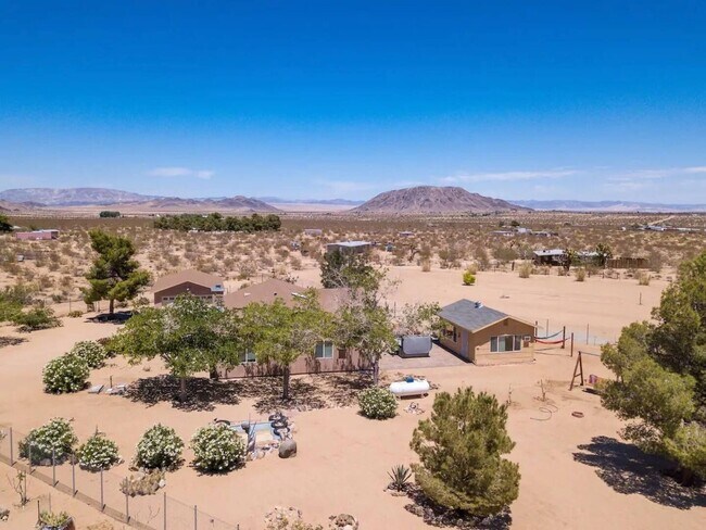 Building Photo - Fully Furnished, Secluded & Private
