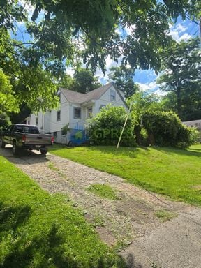 Building Photo - Spacious 2-story house 4-Bedroom house