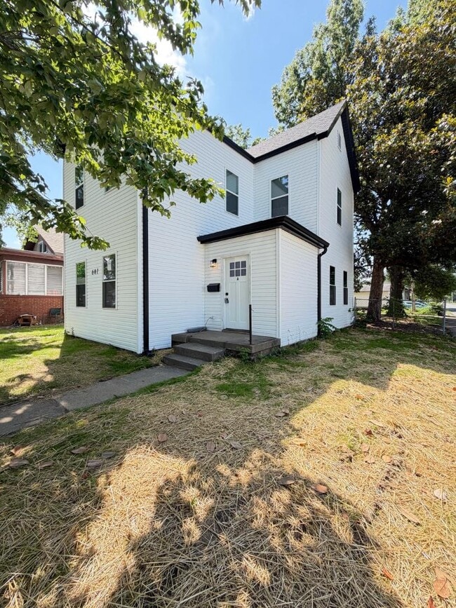 Building Photo - 601 E Gum St
