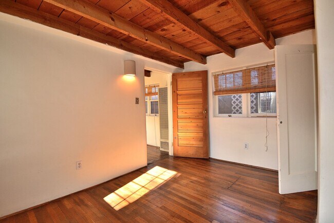 Building Photo - 142 Duran St