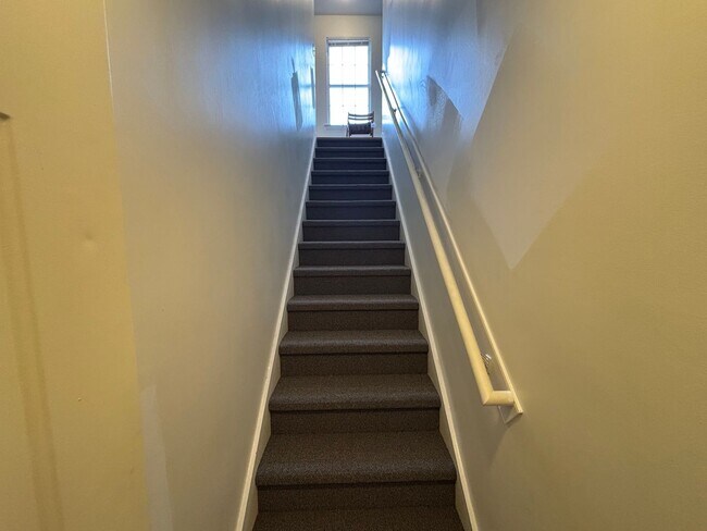 Building Photo - 3 Bed 3 Bath Garage Apartment Home