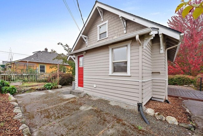 Building Photo - Charming Corner-Lot Tacoma Home with Huge ...