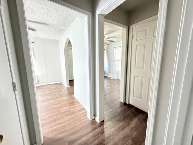 Building Photo - 321 Huntington St