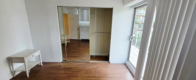 Building Photo - 2115 Ala Wai Blvd