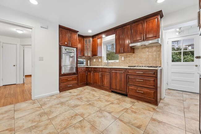 Building Photo - 52 Knickerbocker Rd