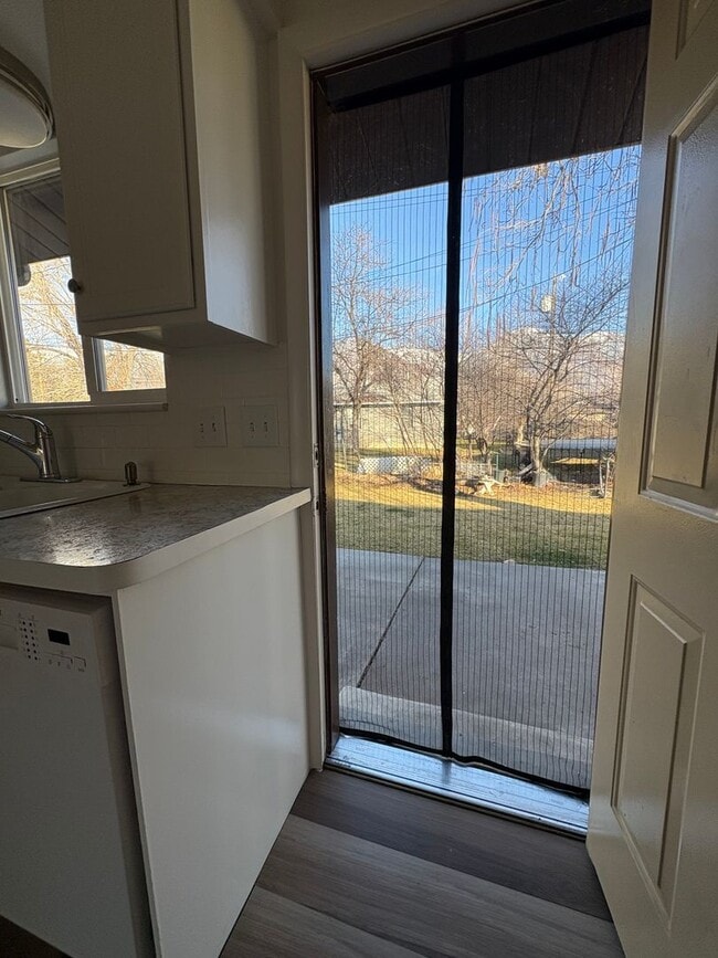 Building Photo - 983-985 S 600 W