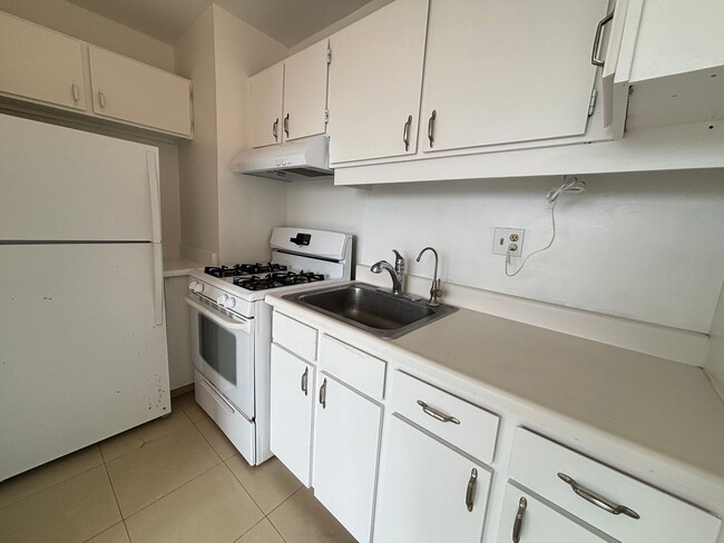 Building Photo - AVAILABLE NOW! 2 BED 1 BATH 1 COVERED PARK...