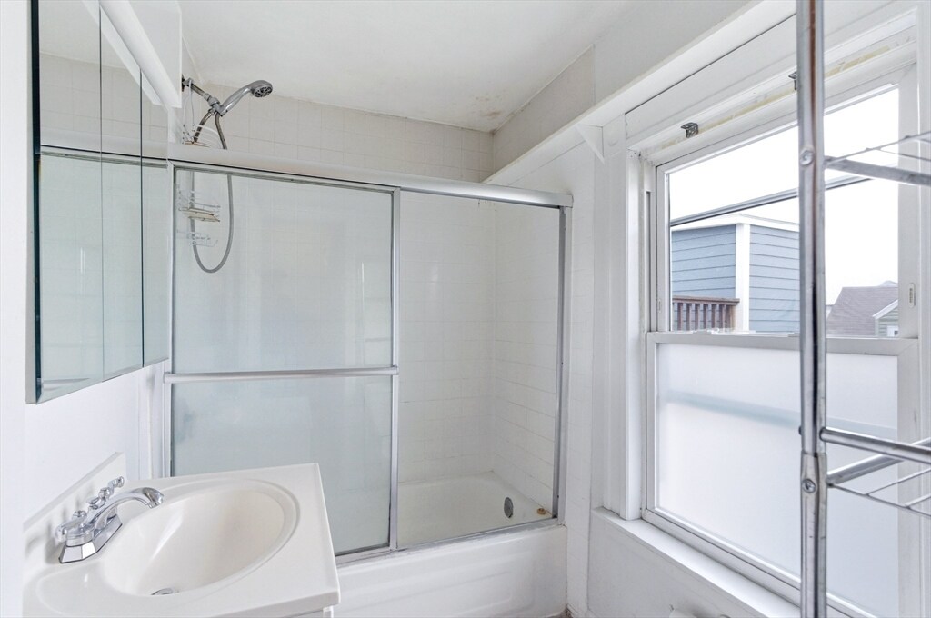 Building Photo - 289 Elm St