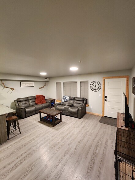 Front entry and living room - 280 E Lorene St