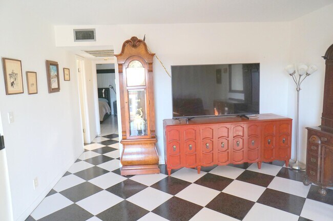 Building Photo - 401 Southampton A