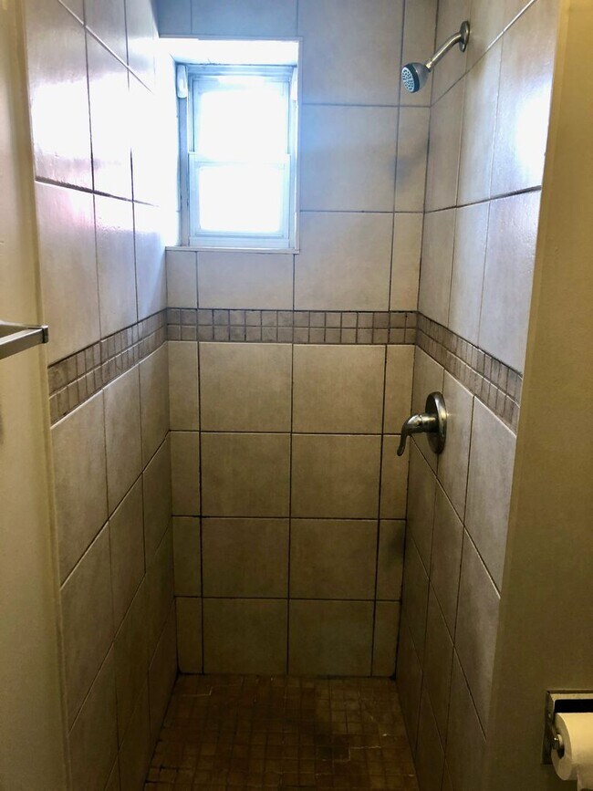 Building Photo - *** Spacious Oakland Apartment * Pet Friendly * Walk to Pitt & CMU * Close to Everything * Renova...