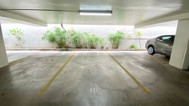 Building Photo - Available Now! Studio on Kinau Street with...