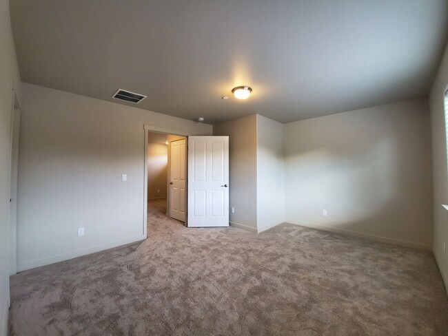 Building Photo - 5701al