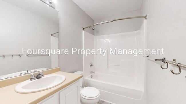 Building Photo - Bright End-Unit Townhome with Screened Porch & Community Pool – Raleigh Location