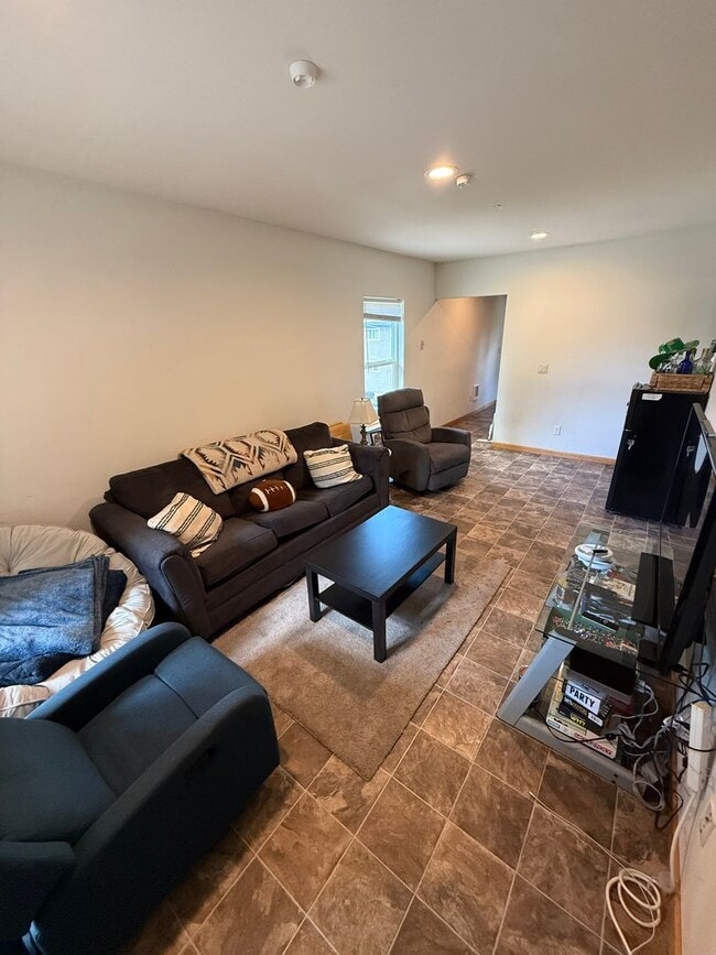 Building Photo - AVAILABLE NOW! 4 bed/2 bath House with Den...