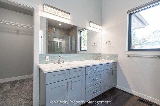 Building Photo - Stunning Home in Eagle Crest Resort Commun...