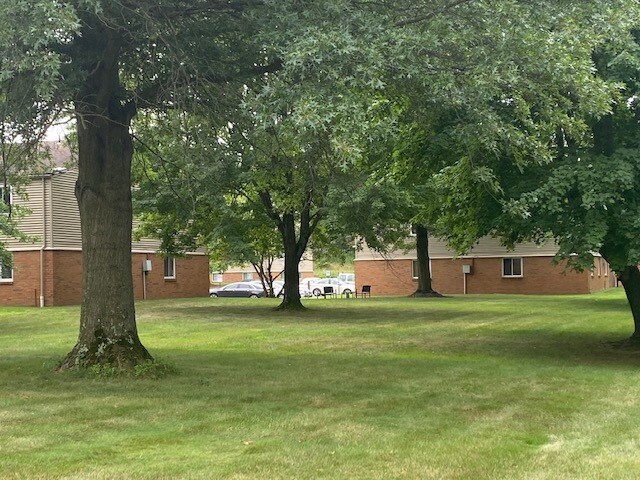 Building Photo - 176 Gluck St