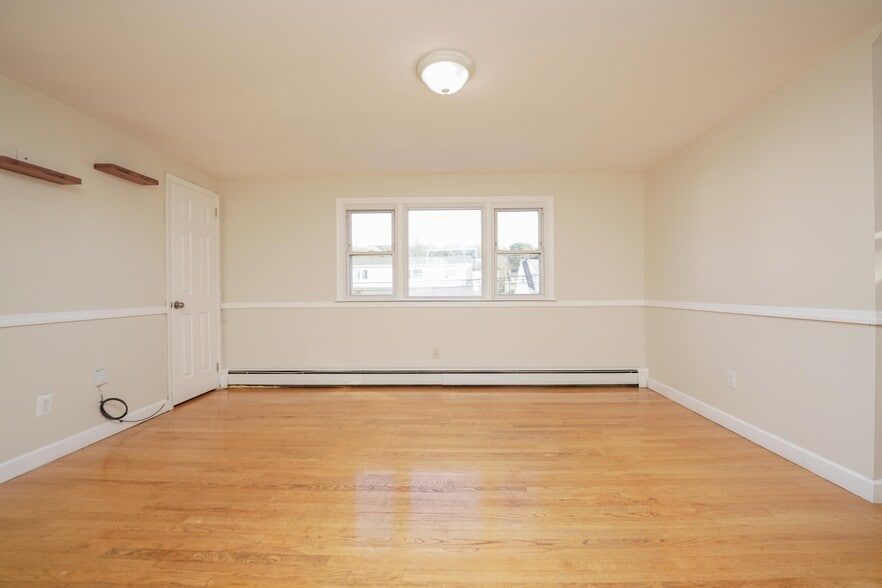 Building Photo - 142 Maple Ave