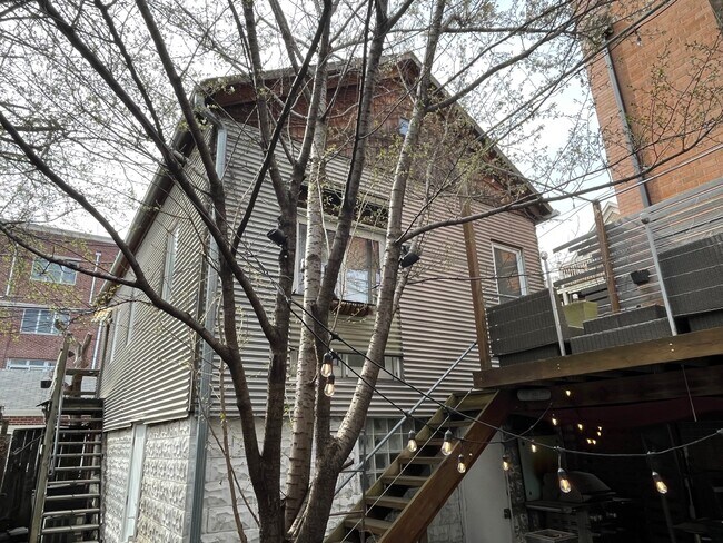 Building Photo - 2622 N Burling St