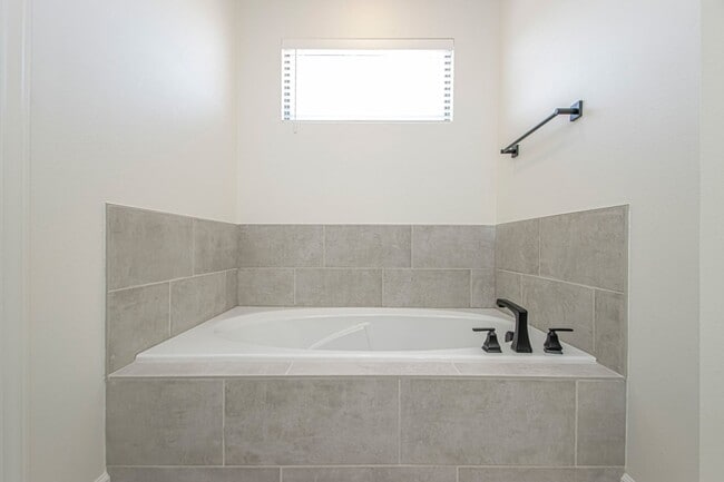 Building Photo - Newer Construction 3 bed 2 1/2 Bath, 2,015...