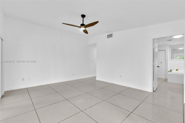 Building Photo - 616 NE 195th St