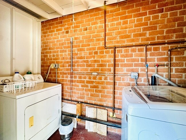 Building Photo - 2 Bedroom House with All Appliances and La...
