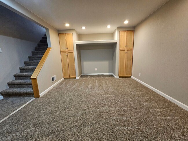 Building Photo - Virginia Village Home New Paint, Carpet, Blinds Backs up to Cherry Creek Trail