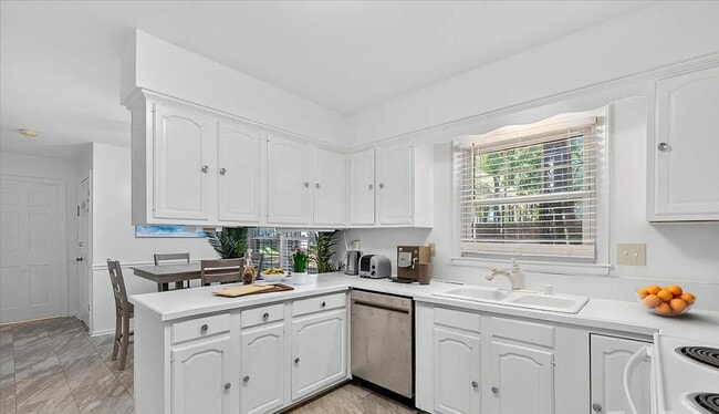 Building Photo - Beautiful 4 Bedroom Single Family Home